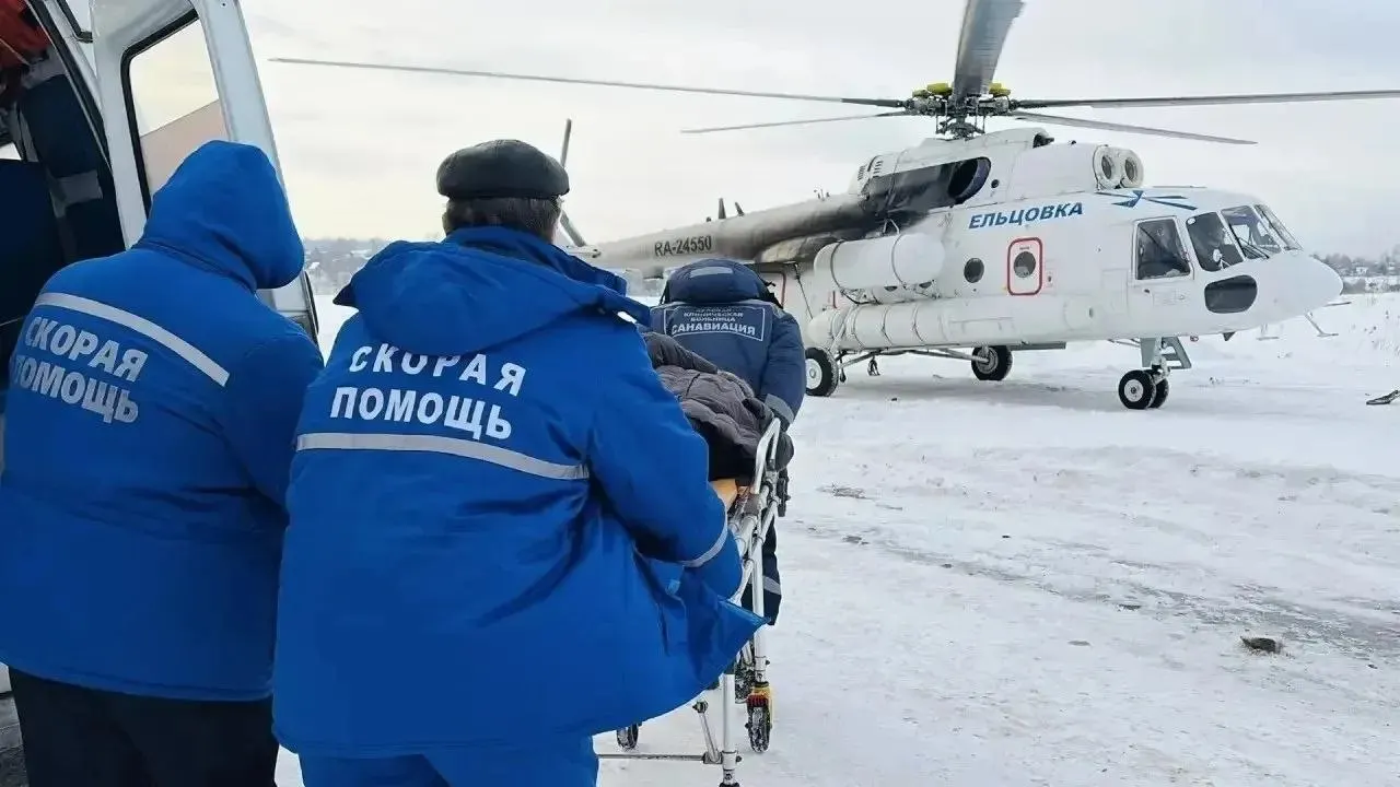 Два пациента из Алтайского края эвакуированы из Китая в связи с инсультом; санитарная авиация региона выполнила более 150 вылетов и оказала помощь 244 пациентам, включая 42 детей.