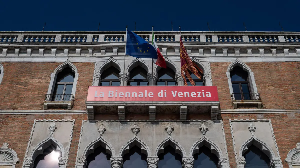 Еврокомиссия отказалась от гранта в €2 млн для Венецианской биеннале современного искусства, выразив политическое несогласие с участием официального российского павильона.