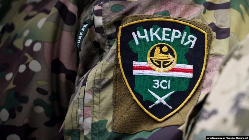 Росфинмониторинг включил «Чеченскую Республику Ичкерию» и её зарубежные подразделения в перечень террористов и экстремистов после решения суда в Грозном, признавшего образование «террористической» организацией. Российские силовые структуры связывают участников движения с боевыми действиями на стороне Украины и диверсиями в приграничных регионах, а его лидера Ахмеда Закаева ранее заочно обвинили в терроризме.