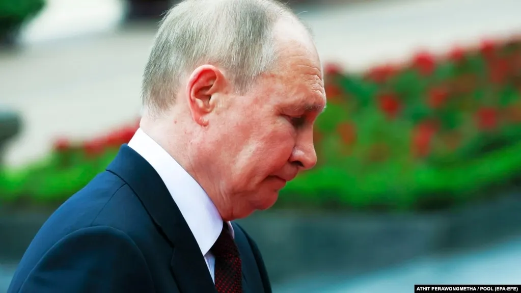 По данным последних опросов крупнейших российских социологических служб, уровень одобрения деятельности Владимира Путина и доверия к нему продолжает снижаться и остаётся одним из самых низких за последние четыре года.