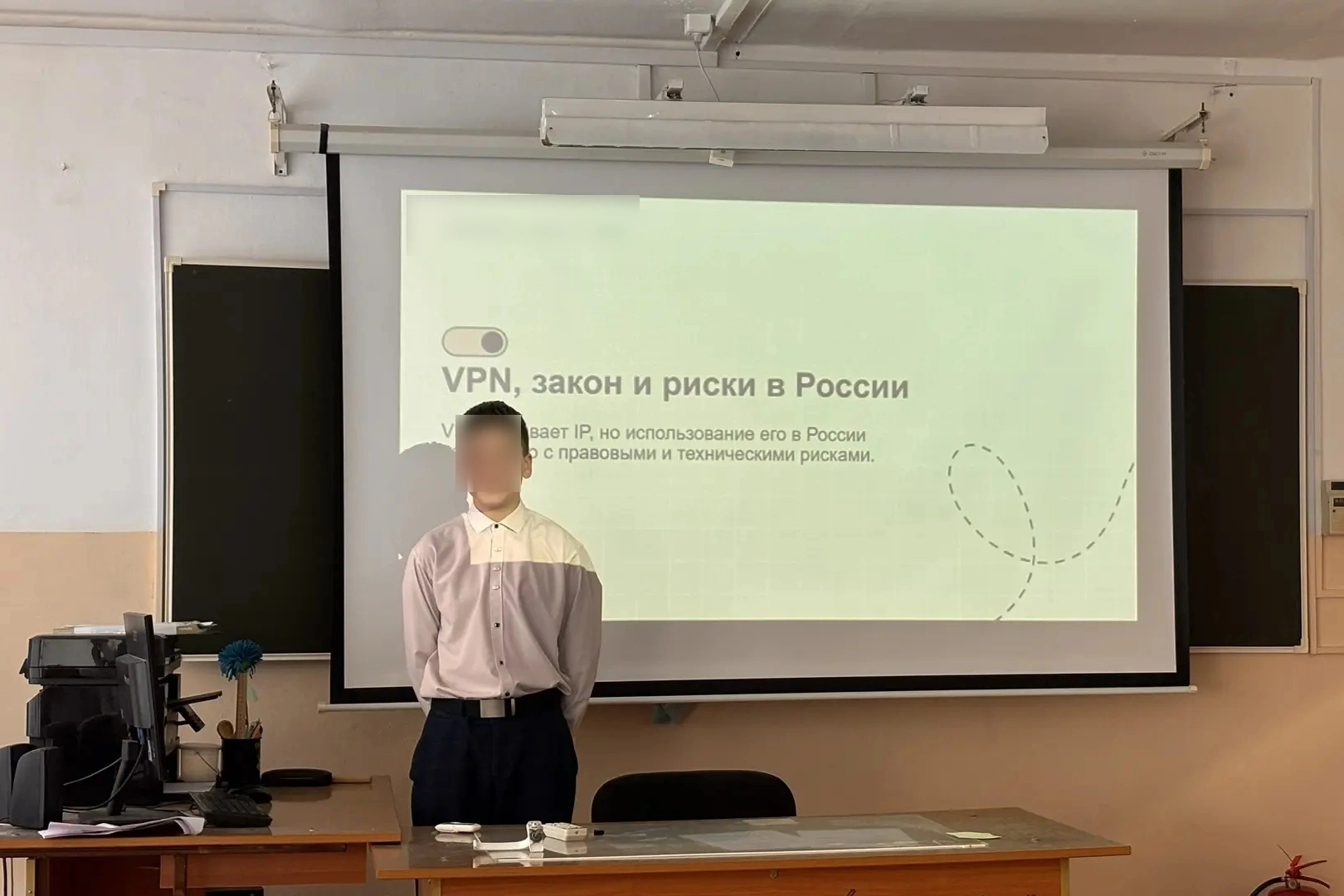 В школах разных регионов России начали систематически проводить уроки и беседы о рисках использования VPN, утечке персональных данных и возможных юридических последствиях онлайн-активности.