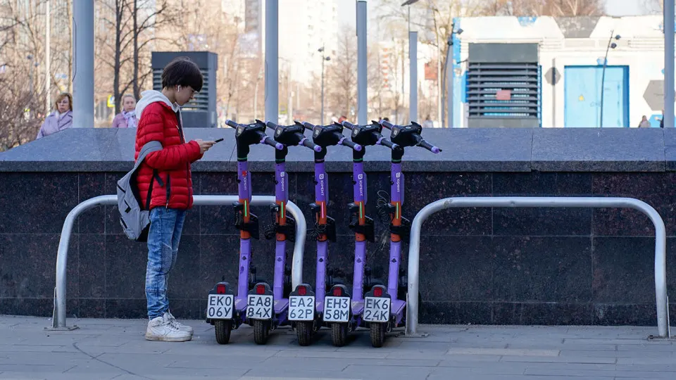 Столичным пользователям кикшеринга могут запретить арендовать электросамокаты без авторизации через государственный мессенджер Max. Инициатива МАДИ предусматривает единую точку входа для сервисов проката и расширенный контроль за передвижением владельцев СИМ.
