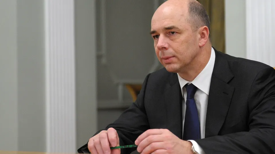 Глава Минфина Антон Силуанов рассказал, что нейросети помогают оптимизировать распределение средств и выявлять неплательщиков, однако окончательное слово — за профильными специалистами. Применение ИИ идёт на фоне рекордного дефицита консолидированного бюджета.