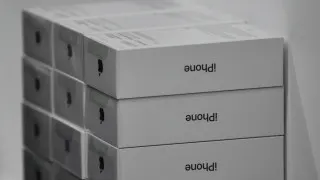 У российских продавцов электроники скопились крупные запасы смартфонов Apple и Samsung. Из‑за падения спроса на дорогую технику ритейлеры вынуждены снижать цены и распродавать устройства с заметными скидками.