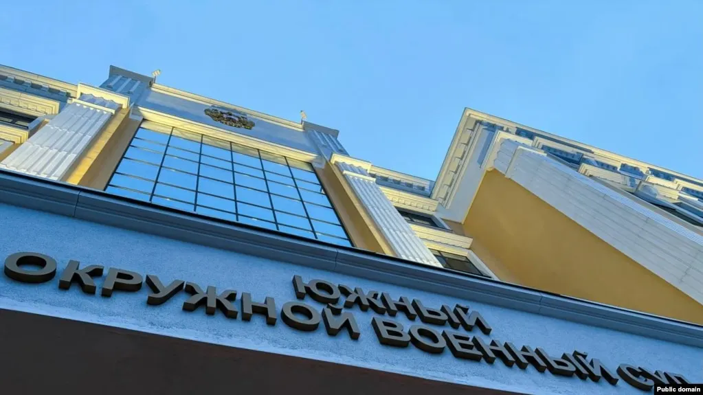 Южный окружной военный суд приговорил троих молодых людей к срокам от восьми до десяти лет строгого режима по делу о подготовке поджога двух военкоматов в Ростове-на-Дону. По версии следствия, их задержали сотрудники ФСБ ещё на стадии подготовки, а ключевые показания дала знакомая обвиняемых, сотрудничавшая со спецслужбами.