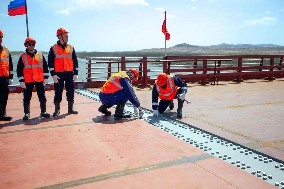 К июню 2026 года на границе России и КНДР планируют открыть новый мостовой автопереход через реку Туманная протяжённостью около 5 км, который должен усилить торговлю и упростить логистику между странами.