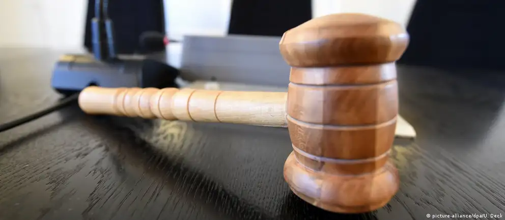 Советский районный суд Воронежа назначил год исправительных работ 24‑летнему Роману Мальцеву по статье о демонстрации запрещённой символики: следствие усмотрело на фото атрибутику якобы «Международного движения сатанистов». Основанием для дела стал рапорт Центра «Э».