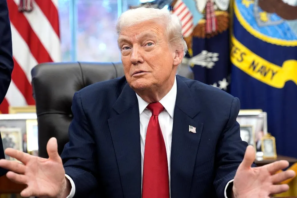 Американский регулятор CFTC запрашивает данные у бирж CME и ICE по резким всплескам торгов перед ключевыми заявлениями Дональда Трампа о конфликте с Ираном. Под подозрение попали и ставки на платформе прогнозов, где несколько аккаунтов заработали сотни тысяч долларов.