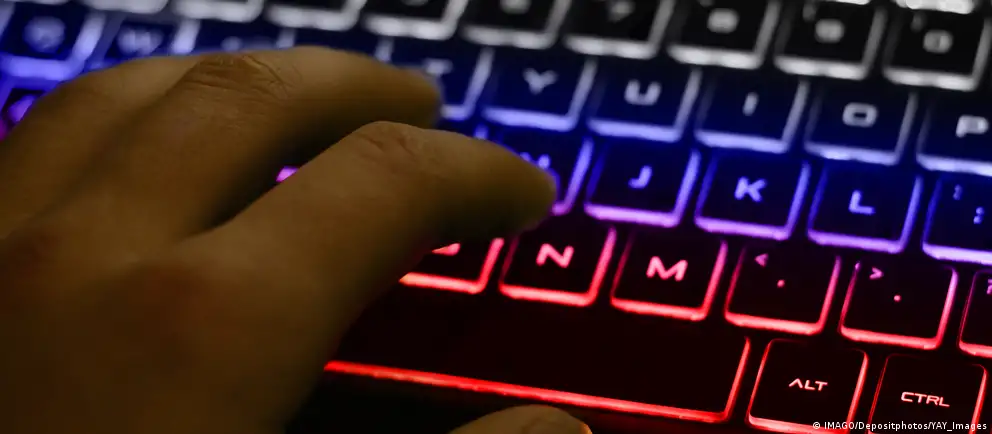 Минцифры разрабатывает меры по взиманию платы за международный трафик — к этой категории хотят приравнять и использование VPN для доступа к заблокированным ресурсам. Сборы планируют ввести прежде всего для мобильных сетей.