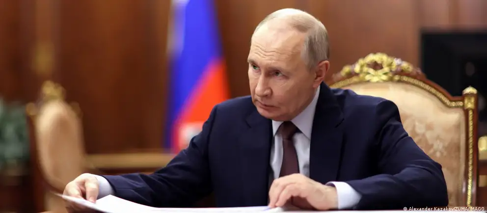 Президент России подписал закон, который исключает из антикоррупционного контроля сделки и имущество чиновников и их семей, совершенные до назначения на государственную должность, а также вводит новый порядок декларирования совокупного семейного дохода.