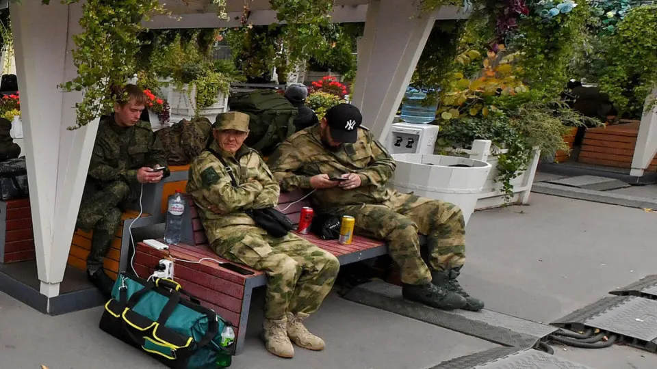 Президент подписал пакет законов о льготном поступлении в вузы для супругов погибших участников СВО, дополнительных гарантиях занятости ветеранов и бесплатном проезде к месту лечения для родственников раненых росгвардейцев.