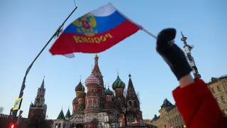 На фоне спада ВВП, снижения спроса и усиления налоговой нагрузки в России развернулся кризис корпоративных неплатежей: просроченная задолженность компаний друг перед другом превысила 8,2 трлн рублей, или 3,8% ВВП, обновив исторический максимум.