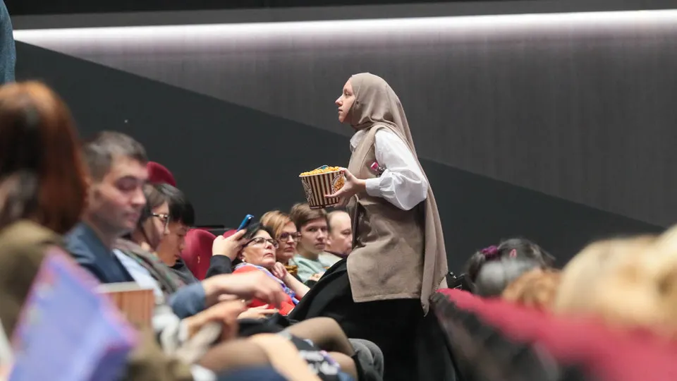 Ассоциация владельцев кинотеатров и российские кинокомпании призвали временно отказаться от демонстрации зарубежных фильмов без прокатных удостоверений, чтобы поддержать отечественные релизы на майские праздники.