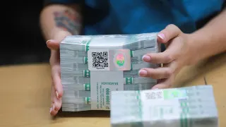 Россияне рекордно наращивают наличные из‑за&nbsp;сбоев интернета и&nbsp;ужесточения контроля за&nbsp;банковскими переводами
