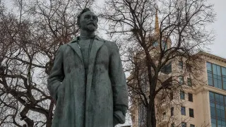 Президент России присвоил Академии ФСБ почетное наименование в честь Феликса Дзержинского, основателя ВЧК и организатора красного террора. Решение подчеркивает преемственность спецслужб от советских органов госбезопасности и вызвало обсуждения как важный символический жест.