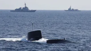 Правительство Японии кардинально пересмотрело послевоенную доктрину и разрешило экспорт летальных видов вооружений, открыв путь к продажам ракет, кораблей, подлодок и самолетов за рубеж при строгом государственном контроле и редких исключениях для зон конфликтов, включая Украину.