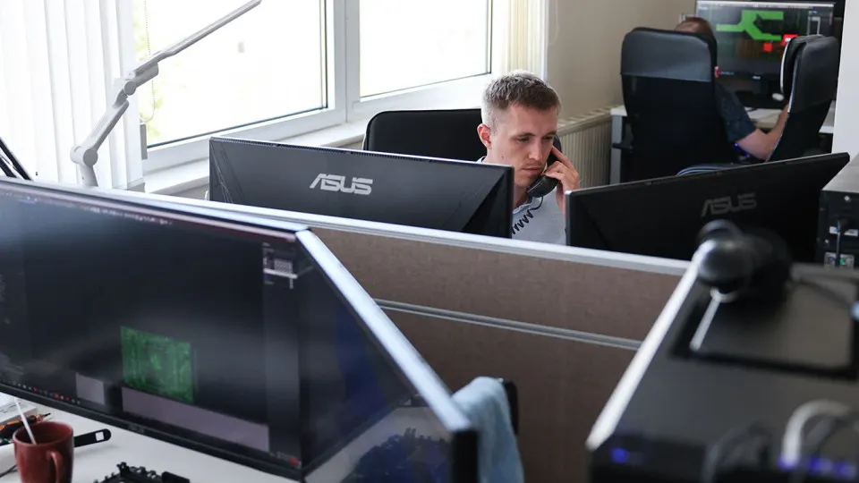 Опрошенные ИТ‑специалисты ожидают, что зарубежное программное обеспечение останется в инфраструктуре российских компаний до 2030–2031 годов, тогда как власти обсуждают ужесточение требований по переходу на отечественные решения.