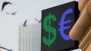 Благодаря росту цен на нефть и приостановке бюджетного правила рубль значительно укрепился: официальный курс доллара Центробанка опустился до минимальных значений с февраля 2023 года, а аналитики не исключают дальнейшего снижения к 72–74 рублям.