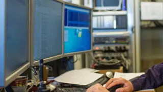 Минцифры подготовило поправки в КоАП: за несвоевременный переход на отечественное ПО и доверенные программно-аппаратные комплексы на объектах критической инфраструктуры предлагается ввести штрафы до 700 тыс. руб. для юрлиц.