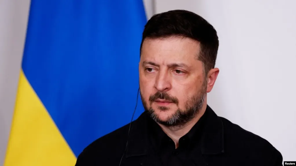 Президент Украины заявил, что предложение России о прекращении огня на время празднования Дня Победы похоже на попытку обеспечить спокойный проход парада, в то же время он поддерживает перемирия, которые защищают гражданских и облегчают обмен пленными.