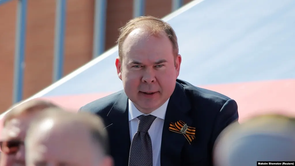 Мать руководителя администрации президента и мать первого вице-премьера, по данным документов, выдали оборонной группе «Сфера» многомиллиардные займы и получили значительные доходы за счёт процентов и переуступки прав требования долгов.