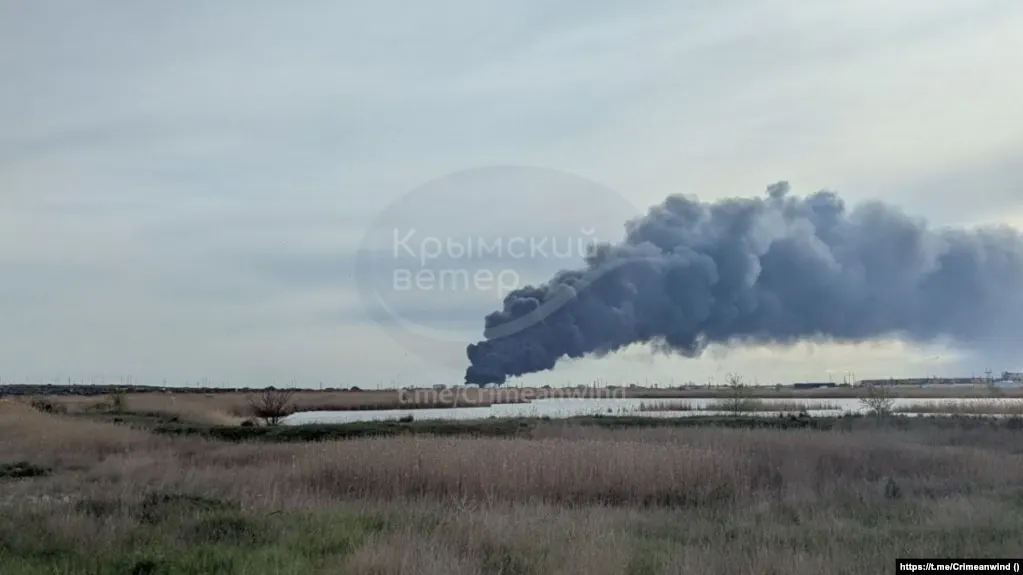 В ночь на четверг беспилотники атаковали промышленные и энергетические объекты в Самарской и Нижегородской областях, а также в Крыму и Туапсе; есть погибший, пострадавшие и масштабные пожары на нефтяных объектах.