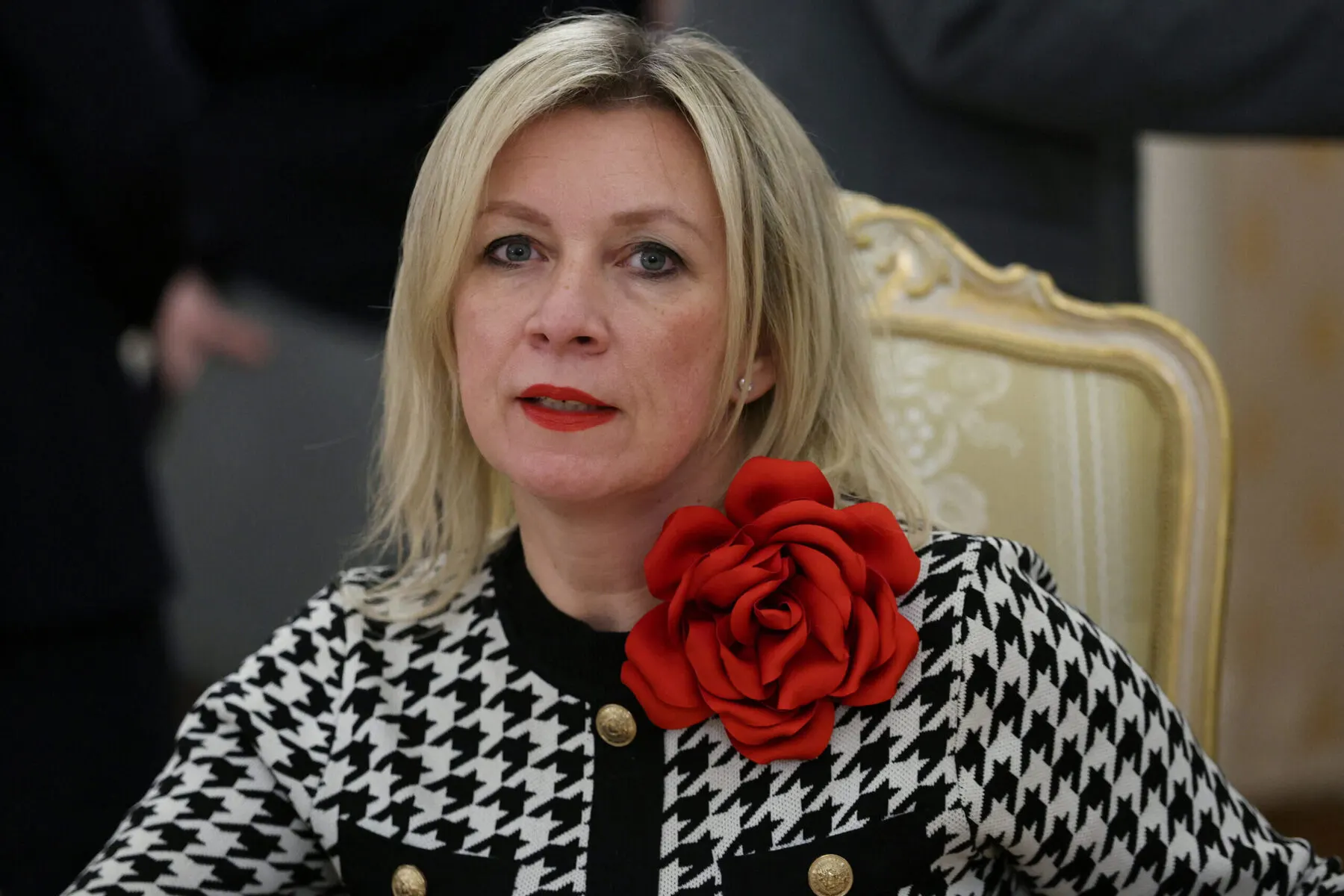 Официальный представитель МИД России Мария Захарова на форуме «Евразия — территория традиционных ценностей» зачитала несколько недостоверных высказываний о роли русского языка, приписав их известным учёным и писателям. Проверка показала, что часть цитат не принадлежит указанным авторам и содержит признаки текстов, сгенерированных нейросетями.