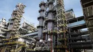 Сызранский нефтеперерабатывающий завод временно остановил переработку нефти после атаки беспилотников 18 апреля. Повреждено вспомогательное оборудование, ремонт оценивают в одну–две недели на фоне серии ударов по российским НПЗ и ужесточения контроля правительства за топливным рынком.