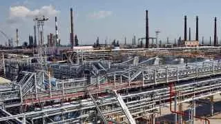 Удары беспилотников привели к остановке переработки нефти на Новокуйбышевском и Туапсинском НПЗ, а также ранее нарушили работу крупных заводов в Нижегородской, Саратовской и Ленинградской областях.