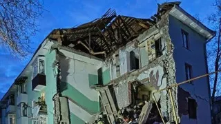 В Сызрани Самарской области беспилотник попал в многоэтажный жилой дом, подъезд частично обрушился, из-под завалов спасены 11 человек, среди них двое детей. Массовый налёт дронов также затронул нефтеперерабатывающий завод и стал поводом для временных ограничений работы ряда аэропортов.