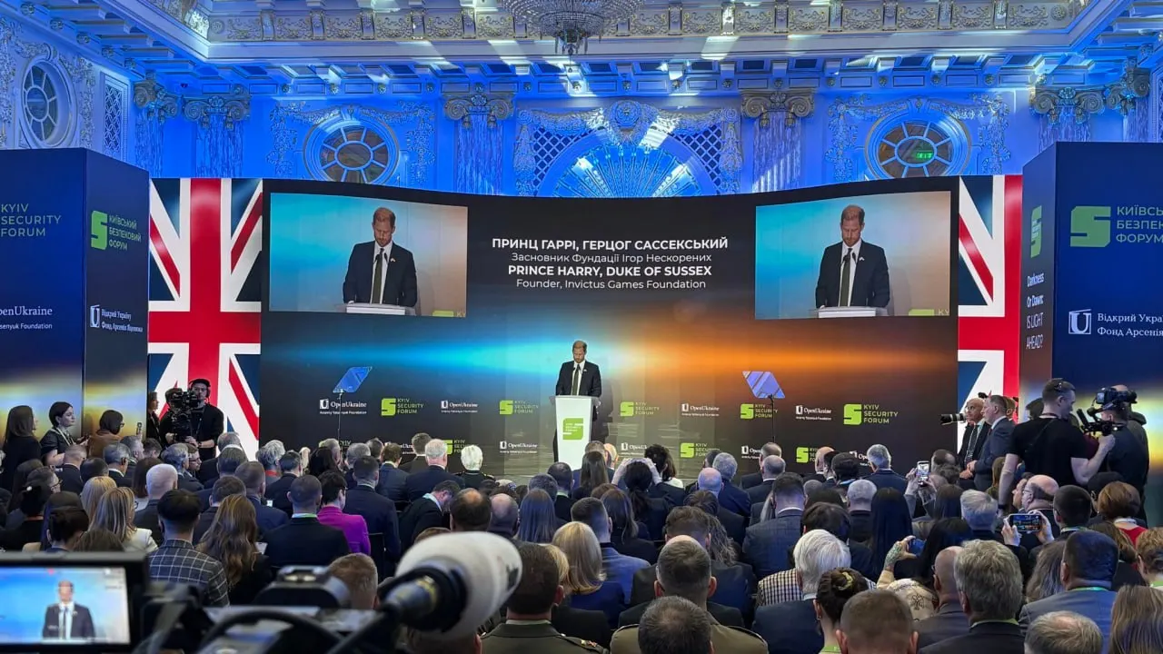 Герцог Сассекский, прибывший в Украину как частное лицо, на форуме в Киеве обратился к Владимиру Путину с призывом прекратить войну и напомнил США о гарантиях безопасности, данных Киеву в обмен на отказ от ядерного арсенала.