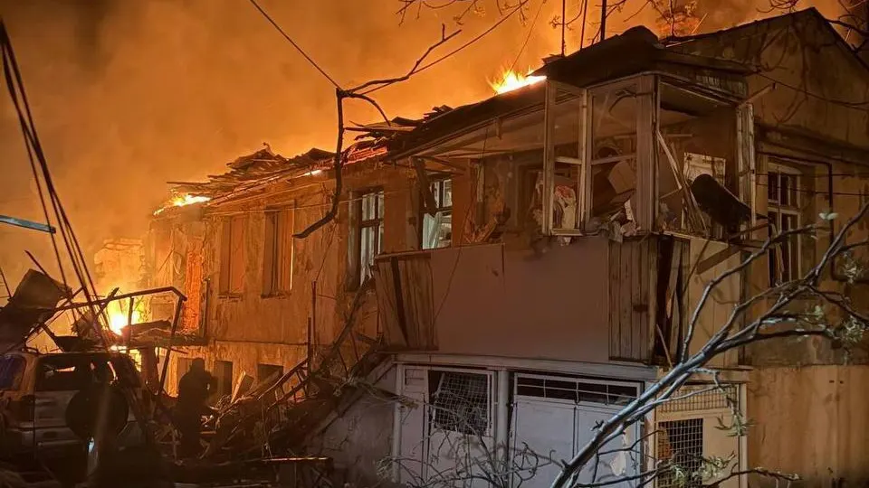 В результате ночной атаки российских беспилотников по Одессе повреждены жилые дома, погибли по меньшей мере два человека, более десятка местных жителей получили ранения, продолжаются спасательные работы.