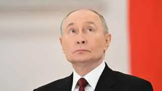 Путин на форуме «Малая родина — сила России» сравнил нынешнюю ситуацию с Великой Отечественной войной, заявил о необходимости общенациональной поддержки фронта и пообещал продолжить создание «зоны безопасности» у границы с Украиной, добиваясь достижения целей СВО.