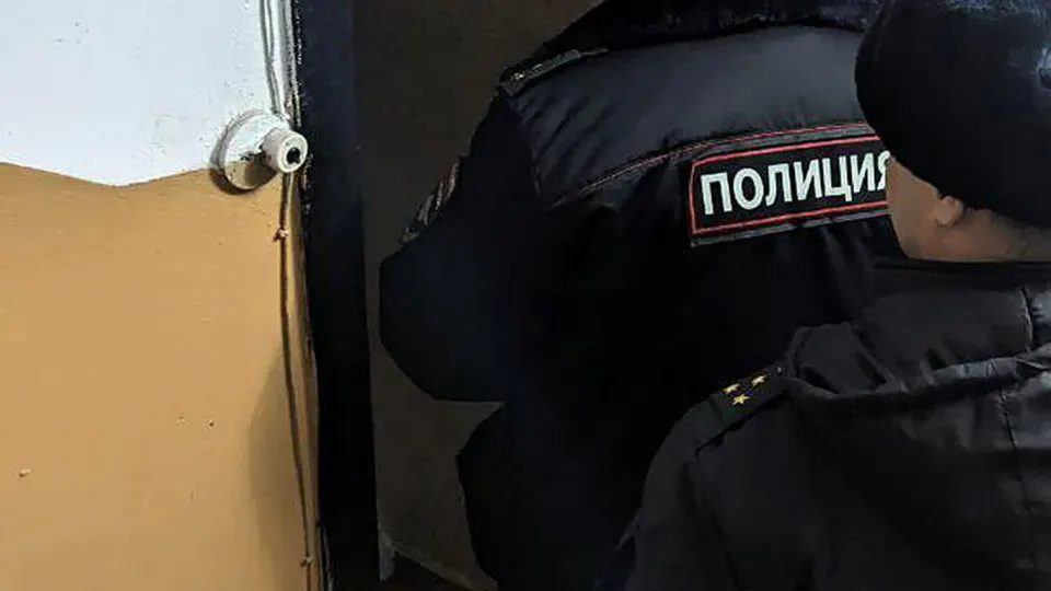 Двое молодых людей, один из которых несовершеннолетний, задержаны после того, как на дверях троих сотрудников Роскомнадзора появились молотки с бурой жидкостью. Следствие квалифицировало происшествие как хулиганство.