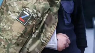 В 2025 году гарнизонные военные суды назначили 8274 реальных срока лишения свободы — это максимум с 2010 года. Общее число рассмотренных уголовных дел в отношении военнослужащих также остается на крайне высоком уровне, а статистика резко растет с начала войны в Украине.