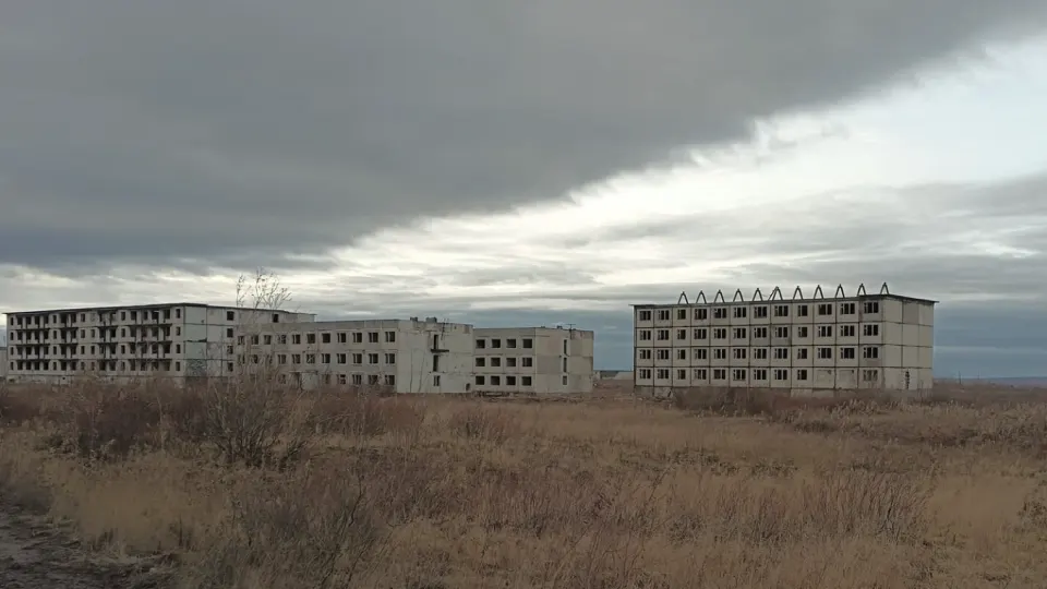 Число рождений в России продолжает снижаться одиннадцатый год подряд и, по оценкам демографов, опустилось до минимальных значений за более чем два столетия, несмотря на многолетние призывы к росту рождаемости и масштабные госпрограммы поддержки семей.