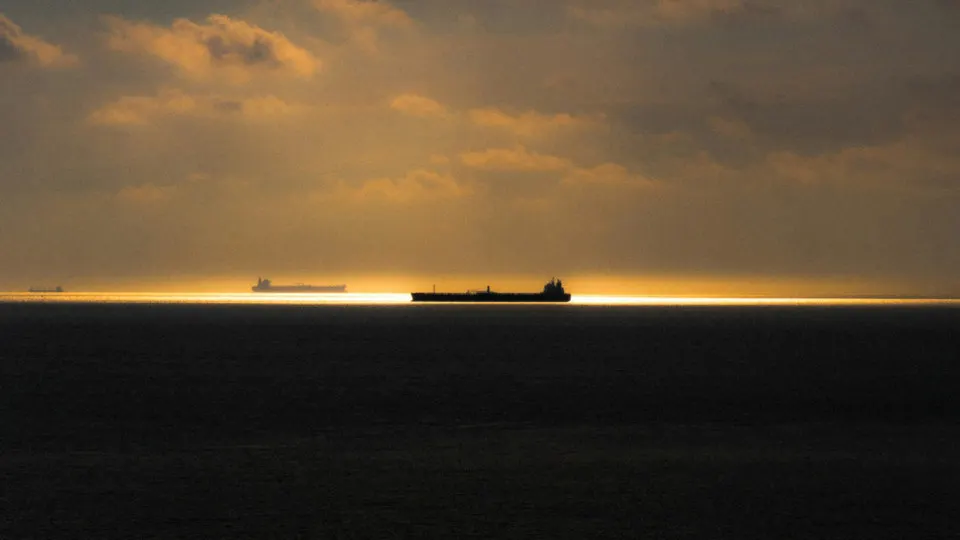 После жёстких досмотров со стороны Швеции и угроз со стороны Великобритании часть танкеров, перевозящих российскую нефть, начала избегать их вод, выбирая более длинные и дорогие маршруты через Балтику и Северную Атлантику.