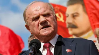 Лидер КПРФ Геннадий Зюганов заявил в Госдуме, что Россия может столкнуться с повторением событий 1917 года из‑за провала экономики, и посетовал, что власти прислушиваются к видеообращению блогера, но игнорируют предложения его партии.