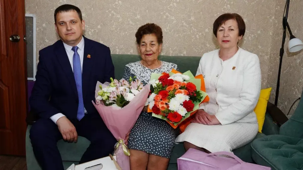 Власти Барнаула подготовили подарки для 680 ветеранов и тружеников тыла; представители администрации посетили участницу блокады Ленинграда Светлану Благодацкую и вручили ей подарок.