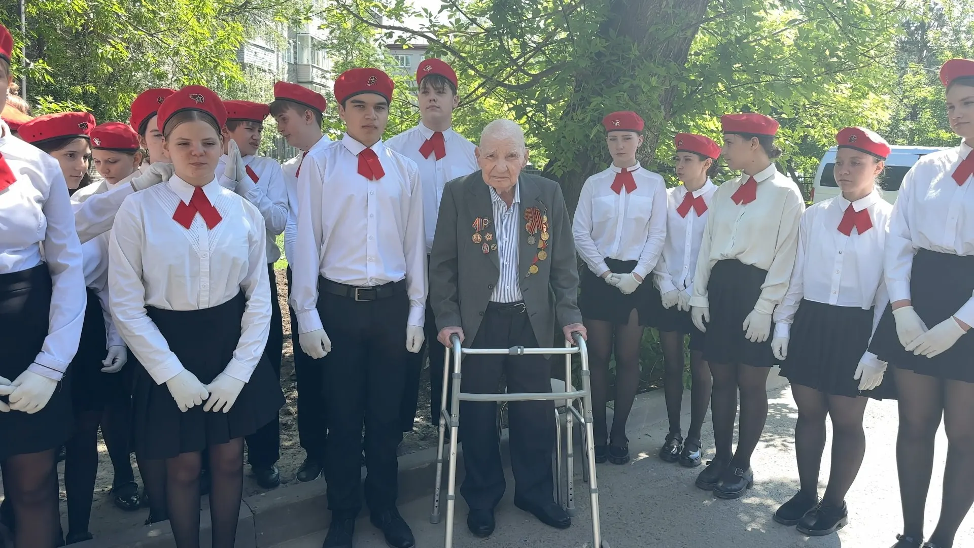 Частицу пламени из Александровского сада у Кремлёвской стены вручили ветерану из Барнаула в рамках ежегодной акции; организаторы планируют доставить огонь сотням ветеранов и в другие регионы.
