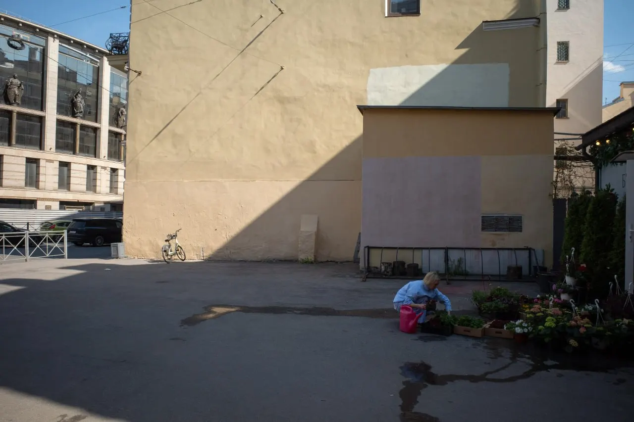 Краткий обзор: отмена фестиваля в Петербурге, план по благоустройству сквера, арест, законопроект о преследовании эмигрантов, удар по Старобельску, падение дрона в Латвии и внесение книги в список экстремистских материалов.