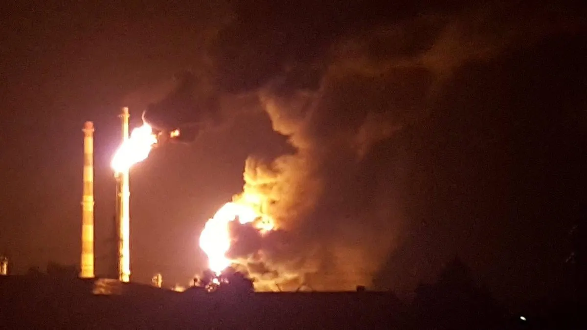 После удара беспилотников на НПЗ NORSI в Нижегородской области была остановлена ключевая установка первичной переработки — CDU‑6, на которой приходилась более половины мощности завода. По ряду заводов в центральной России зафиксировано сокращение или приостановка производства.