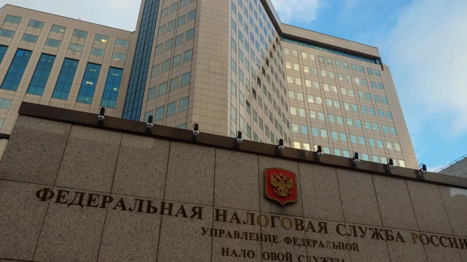 Налоговые органы активнее пресекают практику закрытия и повторного открытия ИП для «обнуления» лимитов по НДС. Это чревато доначислениями, пенями и штрафами, а ужесточение совпало с резким ростом дефицита федерального бюджета.