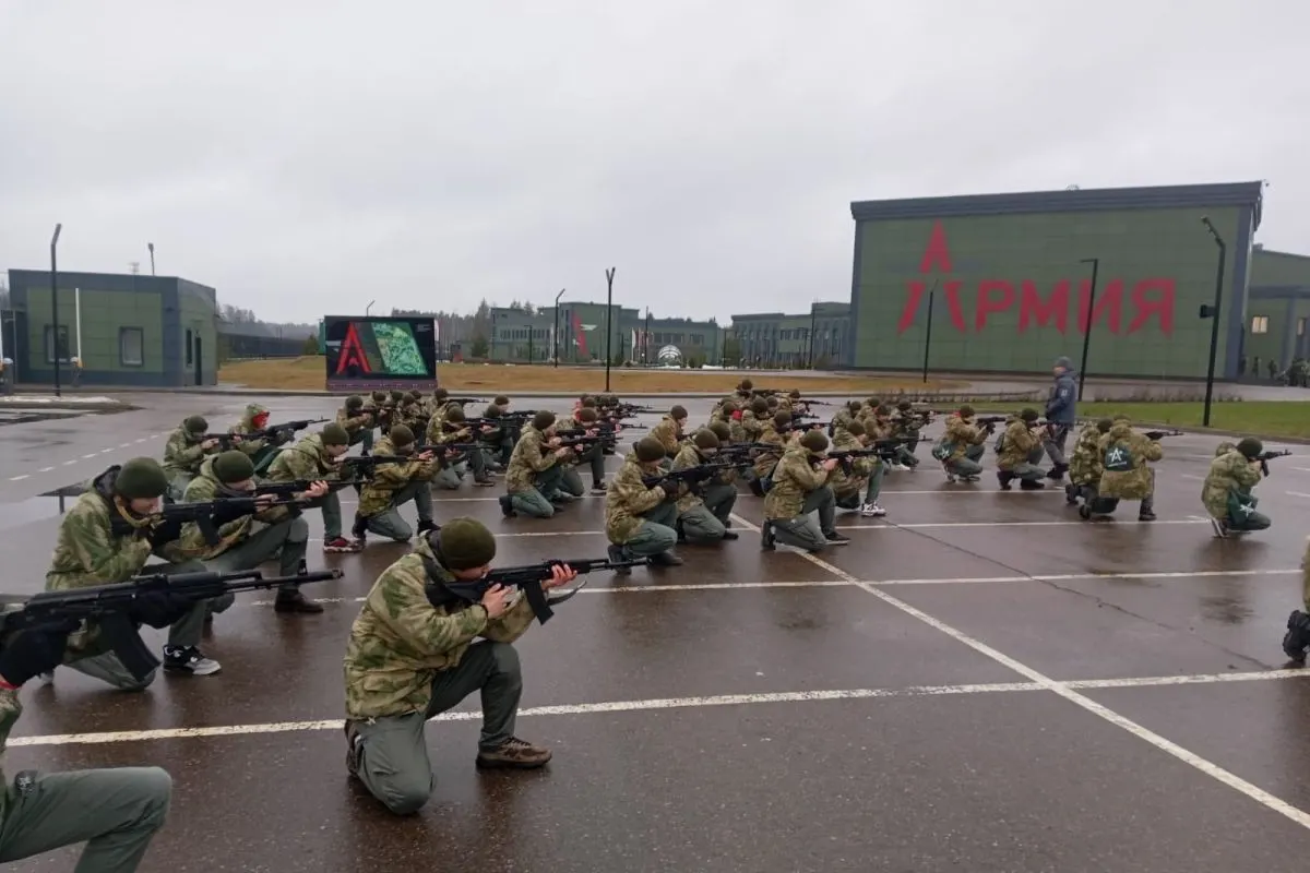 За последние пять лет из бюджета выделили как минимум 50 млрд ₽ на создание и содержание центров обязательных военных сборов для школьников; значительная часть средств ушла на сеть «Авангард» и центры «Воин».