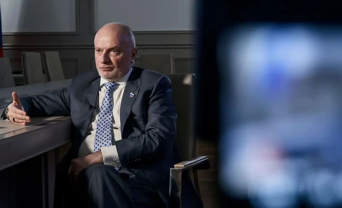Глава комитета Совфеда по конституционному законодательству заявил, что принятый закон позволяет арестовывать имущество граждан, покинувших Россию после совершения правонарушения, и при этом учитывает гарантии их прав.