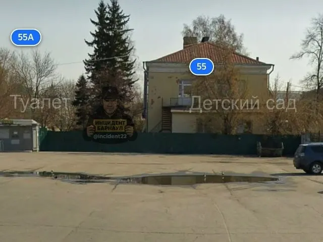 У детского сада №76 возле площади Спартака закрыт туалетный модуль, поэтому некоторые водители автобусов и маршруток справляют нужду за забором — дети и воспитатели видят происходящее, родители намерены обратиться в администрацию.