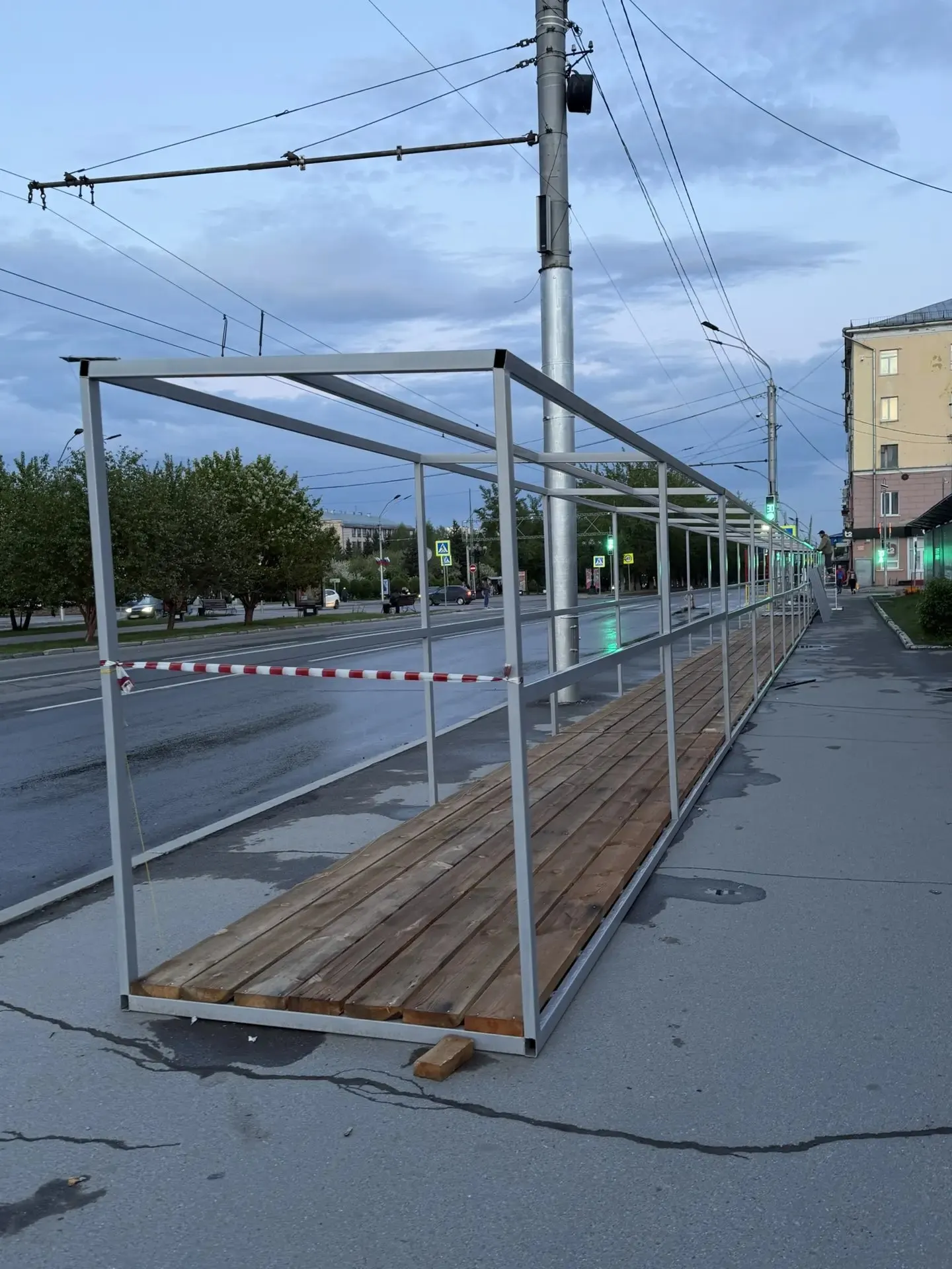 На проспекте Ленина устанавливают временную конструкцию для пешеходов, которая вскоре может стать единственным способом пройти вдоль стройки ЦУМа.