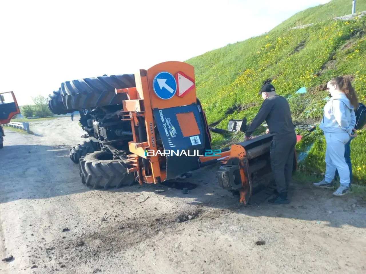 Трактор перевернулся у&nbsp;Нового моста в&nbsp;Барнауле