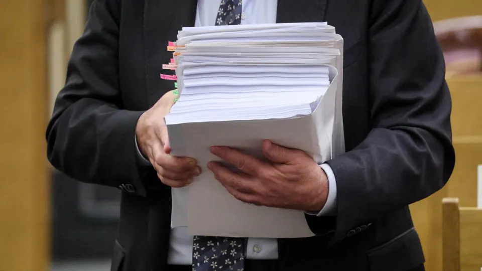 По оценке Института Гайдара, в 2025 году значительная часть роста расходов бюджета пришлась на секретные статьи: закрытая часть достигла 12,3 трлн руб. и 28,6% всех расходов. Открытая часть при этом фактически сократилась в реальном выражении.