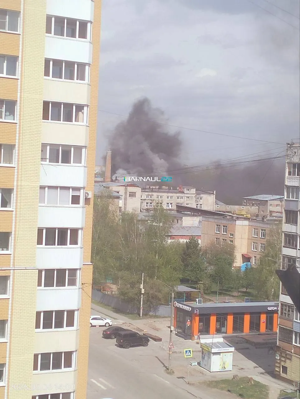 На крыше административного здания хлебокомбината в Барнауле возникло возгорание площадью около 30 кв. м. Для тушения привлечены 9 автоцистерн, 2 автолестницы и 45 спасателей.